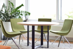 Deze design ruimte is leuk benut met deze handgemaakte eiken tafel met stalen frame van Belgische makelijk