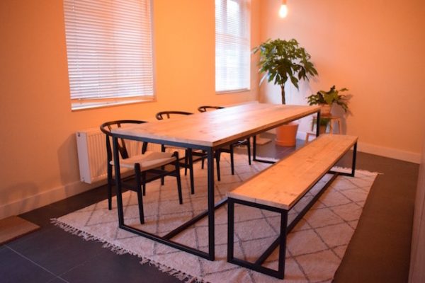 Tafel met zitbank op maat in leuke ruimte gemaakt door Belgian Wood Design