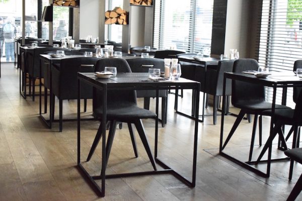 Handgemaakte bistro tafeltjes van staal en zwart gemaakt hout van Belgian Wood Design perfect voor de sfeer van dit restaurant