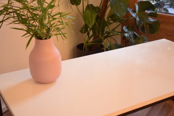 salontafelblad van wit composiet door Belgian Wood Design