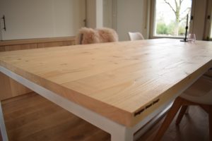 Prachtig tafelblad van Natuur sparren hout vervaardigd naar een mooi geheel zonder voegen