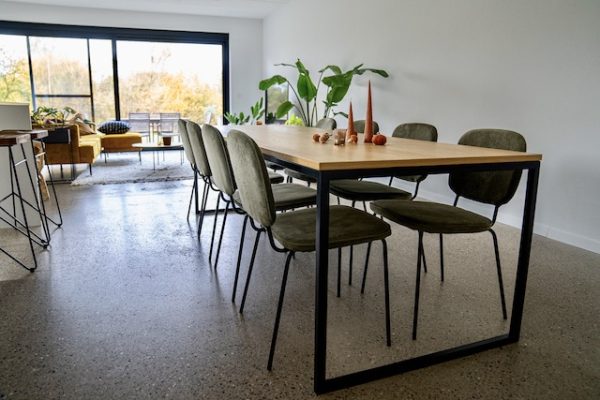 Deze tafel van Belgian Wood Design vervaardigd uit Eik 1e Keus 22mm en gepoedercoat staal dikte 3 x 3 cm kan je net als de zitbanken perfect op maat inpassen in je interieur