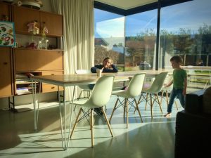 Deze leef-tafel wordt gebruikt door het hele gezin en is met plezier geleverd door de maker van Belgian Wood Design zelf