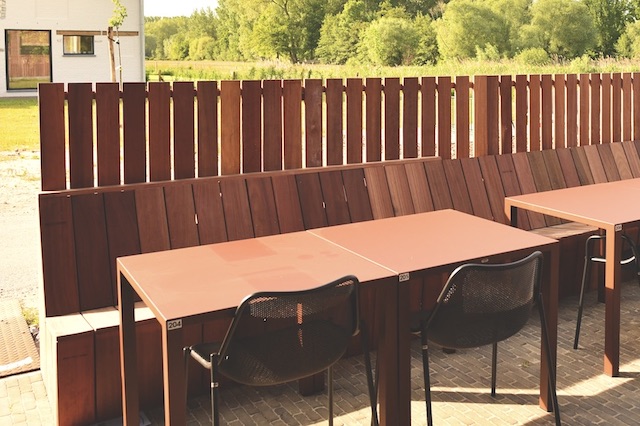 Loungebanken gemaakt van Padouk hout kunnen een prachtige en duurzame keuze zijn voor zowel binnen- als buitengebruik. Padouk is een tropische houtsoort die bekend staat om zijn opvallende roodbruine kleur, natuurlijke duurzaamheid en weerbestendigheid. Hier zijn enkele kenmerken en voordelen van loungebanken in Padouk: