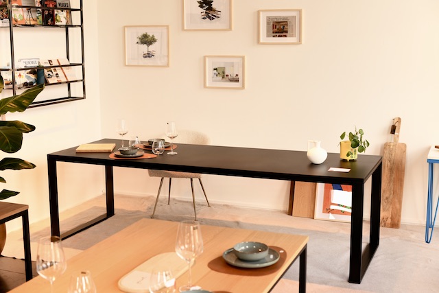 Als je niet de juiste tafel kunt vinden, is je huidige tafel versleten of te klein, geen zorgen! Onze expertise in maatwerk stelt ons in staat om de ideale tafel voor jou te creëren. We kunnen de afmetingen, het design en de materialen volledig aanpassen aan jouw wensen en interieurstijl.