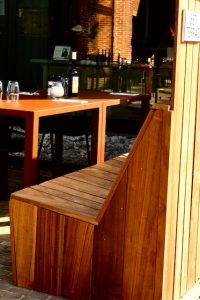Loungebanken gemaakt van Padouk hout kunnen een prachtige en duurzame keuze zijn voor zowel binnen- als buitengebruik. Padouk is een tropische houtsoort die bekend staat om zijn opvallende roodbruine kleur, natuurlijke duurzaamheid en weerbestendigheid. Hier zijn enkele kenmerken en voordelen van loungebanken in Padouk: