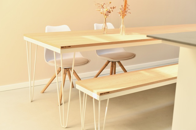 legante 'Loesje'-tafel van Belgian Wood Design, met een massief houten blad en een stijlvol stalen frame. Een meesterwerk in vakmanschap voor je interieur.