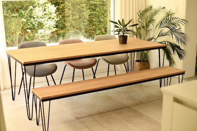 Prachtige op maat gemaakte tafel van Belgian Wood Design, met een combinatie van hout en staal. Het perfecte middelpunt voor elk interieur.