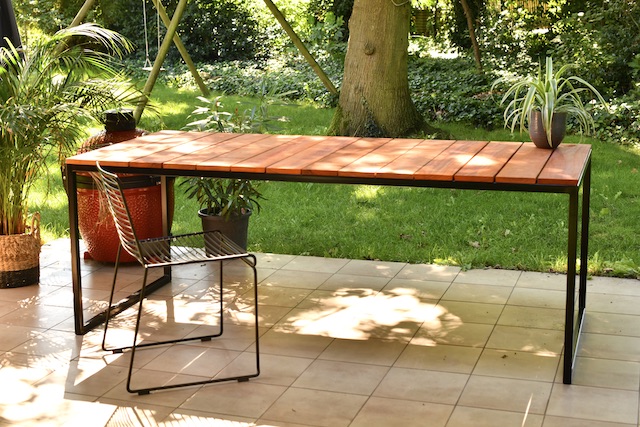 Prachtige tuintafel van Belgian Wood Design, gemaakt van hoogwaardig hout en staal. Een perfecte aanvulling voor je buitenruimte.